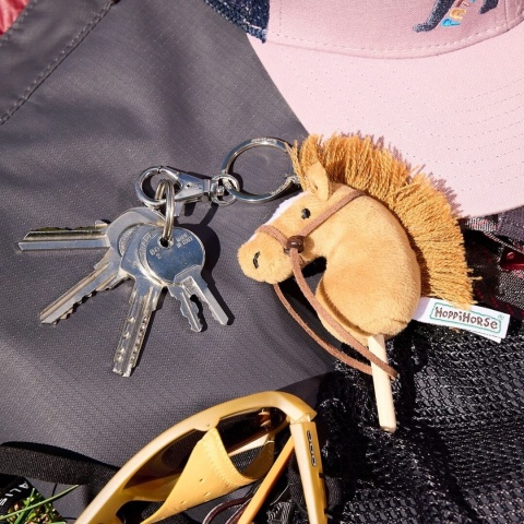 Kasztanowy Breloczek HoppiHorse Maskotka Koń na kiju przypięty do kluczy