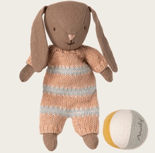 Brązowy Króliczek Micro Maileg w Pajacyku Jasny Róż z Piłką