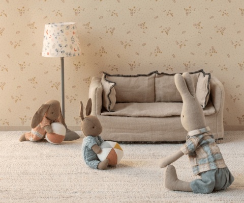 Brązowy Króliczek Micro Maileg w Pajacyku Jasny Róż z Piłką  na kanapie maileg