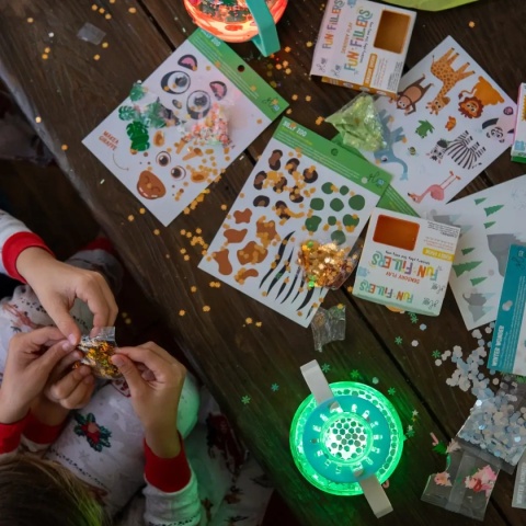 Słoik sensoryczny Glo Pals zestaw z figurkami Fun Fillers  naklejki i brokat