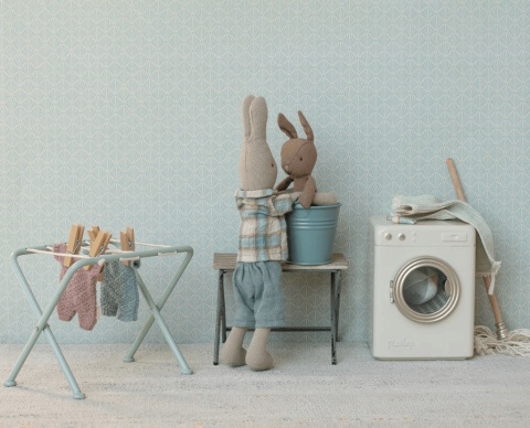 Niebieski Kombinezon dla Myszki Maileg Micro na suszarce