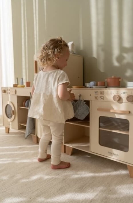 Kuchnia Drewniana Little Dutch Edycja Limitowana dziecko stojące przy kuchni