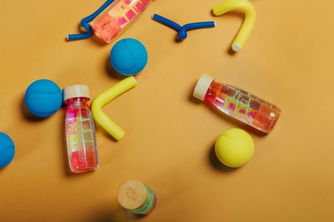 Różowa Butelka sensoryczna dwufazowa Petit Boum Move Spirala