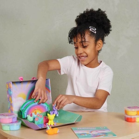 dziewczynka bawiąca się Plastyczna Przygoda Tiger Tribe Jednorożce