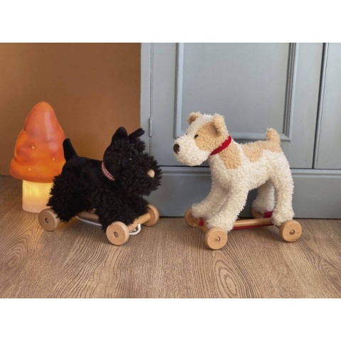 Pluszowy piesek Eliot Egmont Toys do ciągnięcia z drugim pieskiem