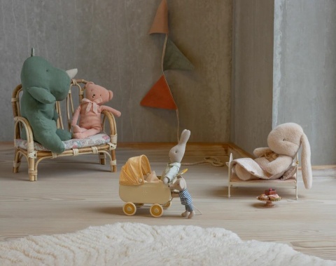 Brązowy Mały Króliczek Maileg Latte w pokoiku myszek