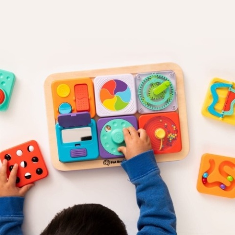 Sensoryczna kostka Tęczowe Kółeczko - Play Tab Fat Brain Toys