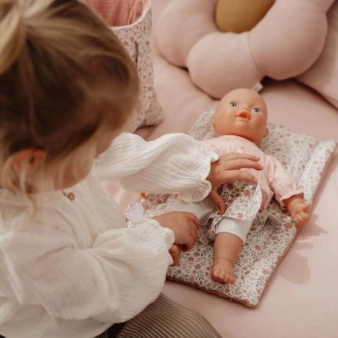 Torba na Pieluchy i Akcesoria dla Lalek Little Dutch dziewczynka przebierająca lalkę