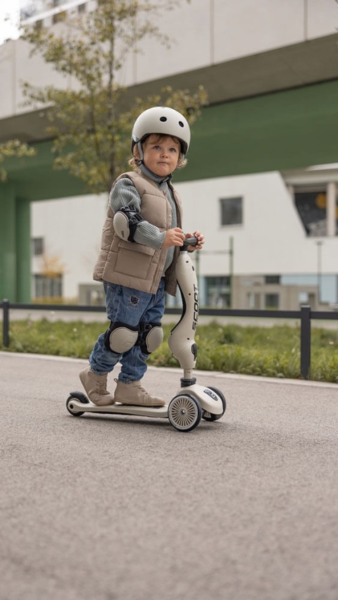 Zestaw Ochraniaczy dla dzieci SCOOTANDRIDE Ash XXS na dziecku