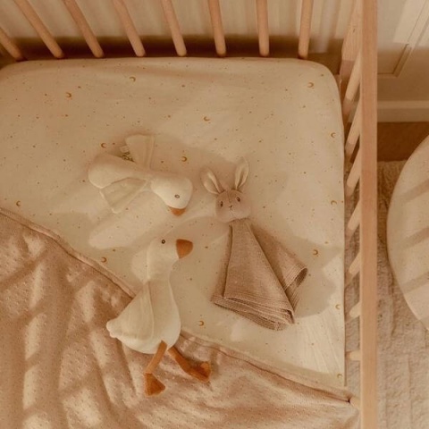 Zestaw prezentowy dzianinowy Little Dutch Newborn Naturals w łóżeczku