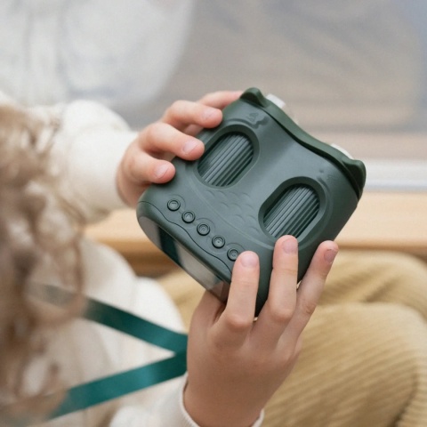 Beżowy Mikroskop z funkcją lornetki KidLupe w dłoniach dziecka