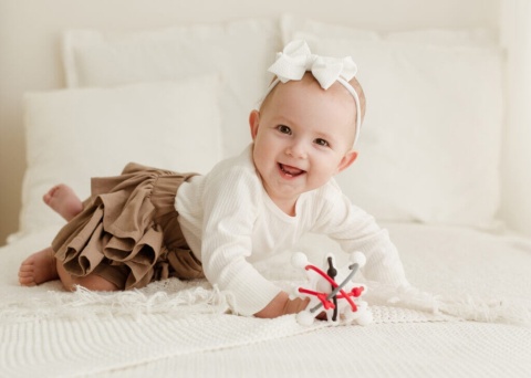 Grzechotka kontrastowa GiliGums kosmos w rączkach dziecka