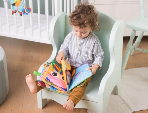 dziecko oglądające Sensoryczna książka JollyBaby odkrywam części ciała