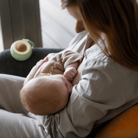 Odtwarzacz MP3 Alilo CocoNap W1 zielony przy karmieniu