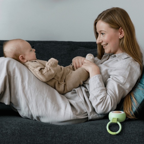 Odtwarzacz MP3 Alilo CocoNap W1 zielony przy zabawie