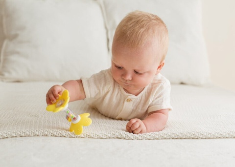 zabawa dziecka Grzechotką kwiatek GiliGums żółta