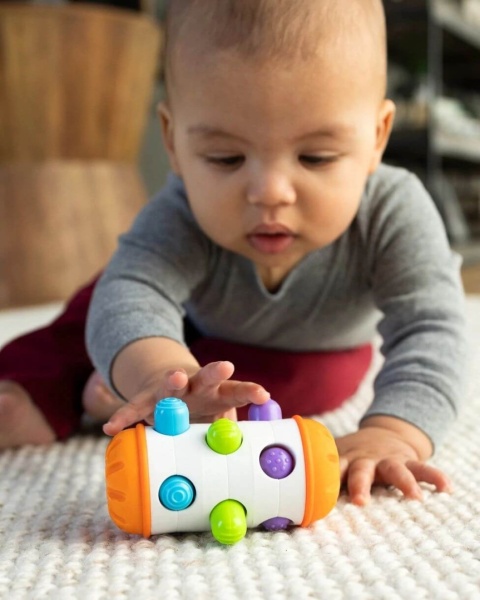 Roller sensoryczny Fat Brain Toy Co. Rolio Bobo dziecko bawiące się