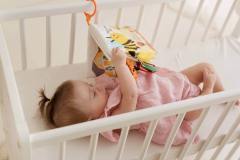 Sensoryczna książka z ogonkami JollyBaby mieszkańcy farmy przyczepiona do łóżeczka