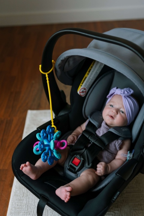 Zabawka sensoryczna MÖBI przeciąganiec gwiazdka w nosidełku