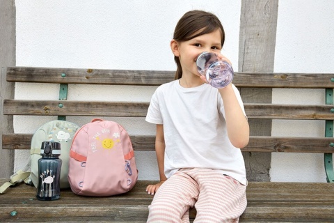 Bidon Tritanowy Lassig Chmurka w rękach dziecka