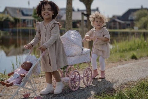 Głęboki wózek dla lalek Little Dutch dziewczynki na spacerze