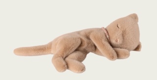 Pluszowy leżący kotek Maileg kremowy