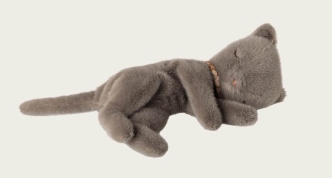 Pluszowy leżący kotek Maileg szary