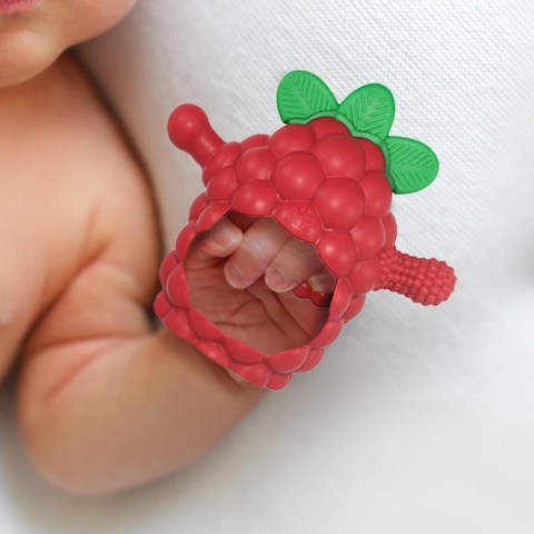 Czerwony gryzak silikonowy RaZbaby na rączce dziecka