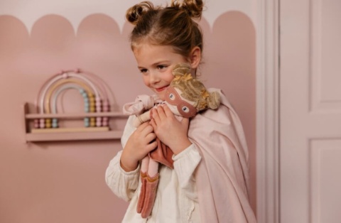Lalka Supehero Rosa Little Dutch w rękach dziewczynki