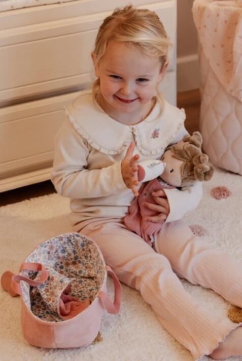 Laleczka Baby Rosa Little Dutch w nosidełku w rękach dziecka