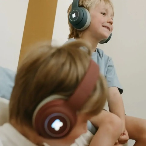 Słuchawki dla nastolatków Kidywolf K-Ears czerwone na głowie dziecka