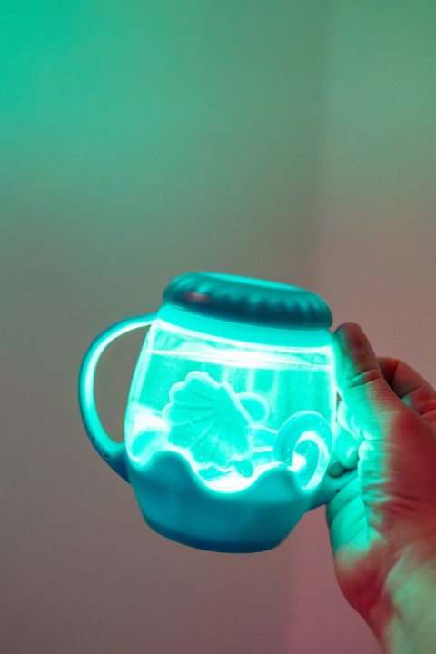 Niebieski mini słoik sensoryczny Glo Pals  efekt
