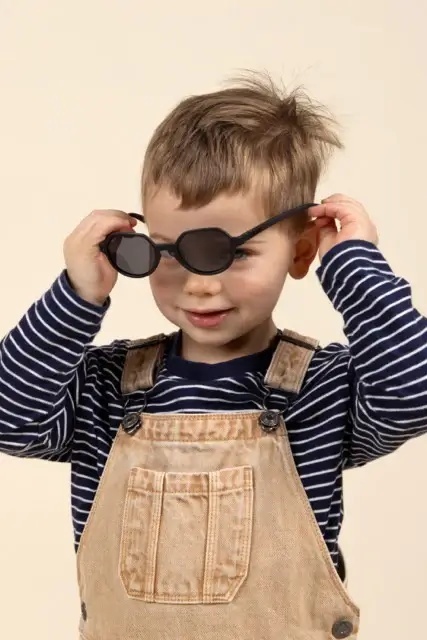 Czarne okulary przeciwsłoneczne Kietla OoZZ 2-4 - dziecko, które zakłada samo okulary