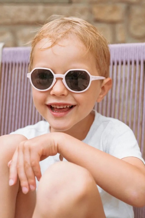 Jasnoróżowe okulary przeciwsłoneczne Kietla OoZZ 1-2 - na buzi dziecka