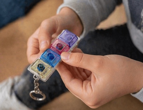 Klikacz antystresowy brelok kliker klawiatura świecąca LED kolorowy 4 - kolory