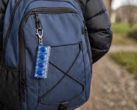 Klikacz antystresowy brelok kliker klawiatura świecąca LED niebieski 4 - przy plecaku