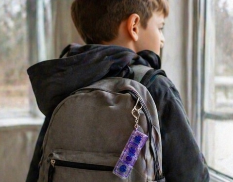 Klikacz antystresowy brelok kliker klawiatura świecąca LED fioletowy 4 - przypięty do plecaka