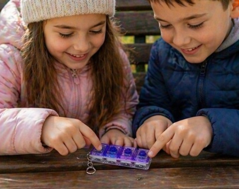 Klikacz antystresowy brelok kliker klawiatura świecąca LED fioletowy 4 - zabawa dzieci