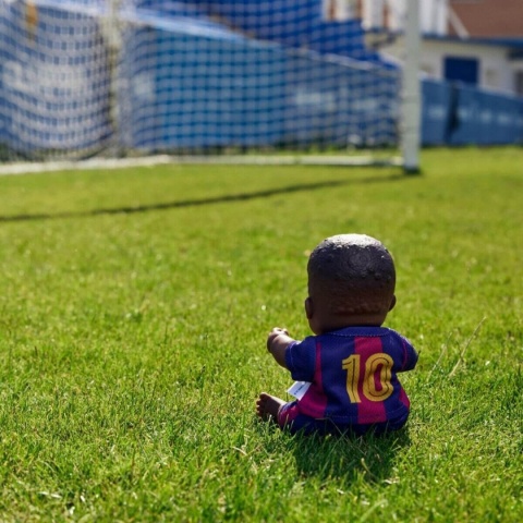 Lalka chłopiec afrykańczyk Miniland FC Barcelona - ubiór