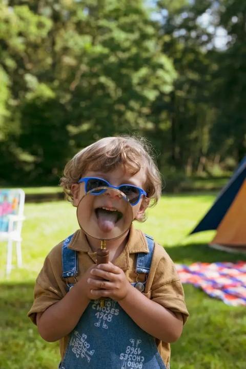 Ciemnoniebieskie okulary przeciwsłoneczne Kietla WaZZ 1-2 - na twarzy chłopca