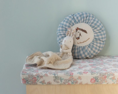 Mini króliczka Maileg Lullaby freinds naturalny - w łóżku