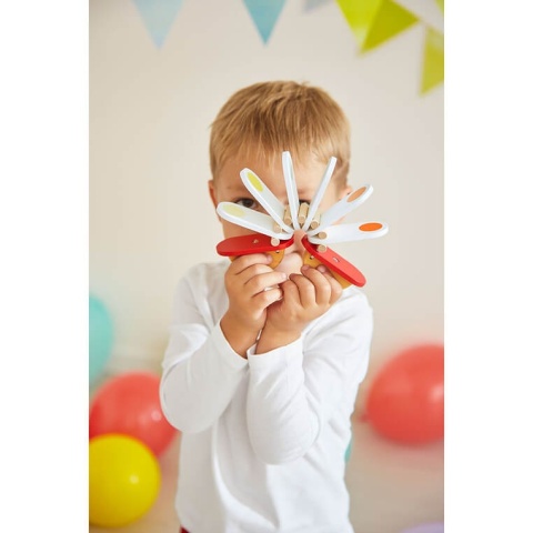 Kołatka Confetti Janod - zabawa dziecka