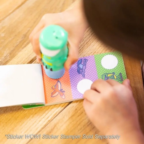 Notesik z naklejkami uzupełnijącymi Sticker wow! Melissa & Doug dinozaur - zawartość