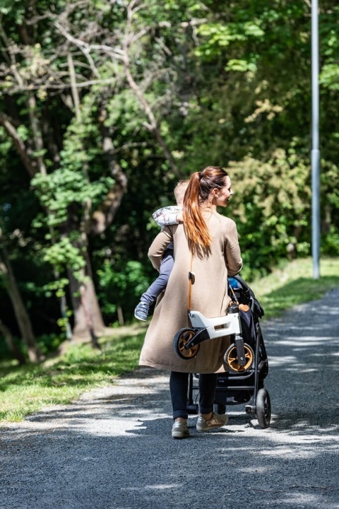 Rowerek biegowy FWRider Super Sport Jeździk 2w1 limonkowy z zielonymi felgami - wygodna na spacerze