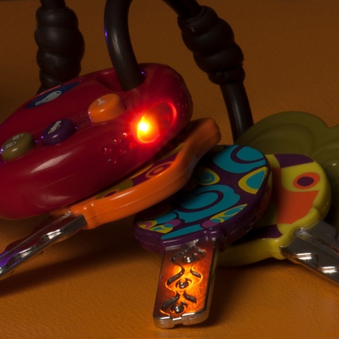 Granatowe klucze samochodowe z pilotem w kluczyku B.Toys LucKeys - kolor czerwony