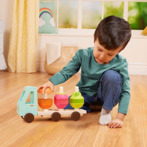 Drewniana ciężarówka z owocami B.Toys Stack & Roll Fruit Truck - zabawa dziecka