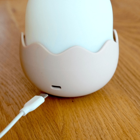 Lampka nocna Eggy's Mystery Lights EGGY w kształcie pisklaka w beżowej skorupce - ładowanie