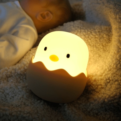 Lampka nocna Eggy's Mystery Lights EGGY w kształcie pisklaka w beżowej skorupce - idealna do snu