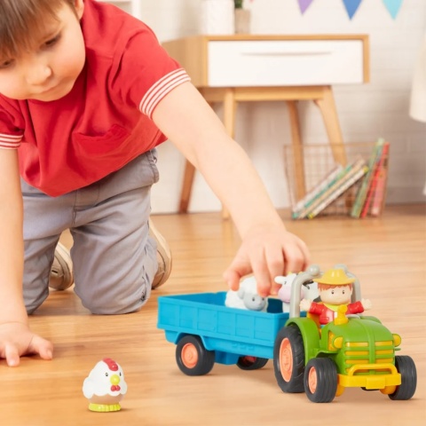 Traktor z przyczepą, rolnikiem i zwierzętami