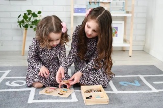 Drewniana ubieranka magnetyczna Adam Toys Dzieci świata